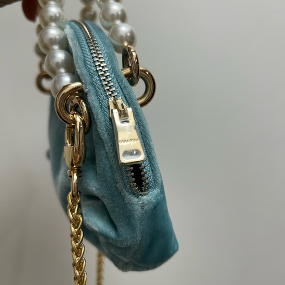 Miu Miu blue mini velvet pouch with pearl handle & Crossbody chain - Picture 4 of 13